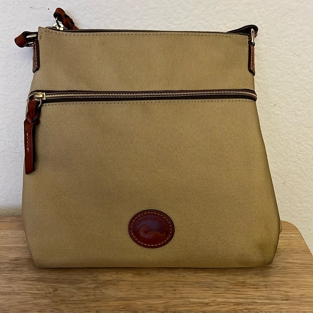 Dooney and Bourke Canvas crossbody bag In good Condition color Khaki